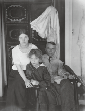 Ия Фешина в возрасте десяти лет с матерью и отцом в Нью-Йорке, 1924