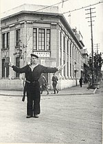 Военный регулировщик около японского банка в Оодомари (1945)