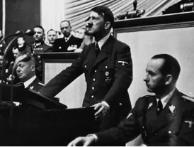Выступление Гитлера в рейхстаге 1.09.1939. По этому случаю он был в специально сшитой униформе вместо обычной коричневой формы НСДАП.
