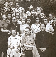 Надежда Мандельштам (в первом ряду, в центре) среди коллег и студентов Читинского педагогического института, 1953 год