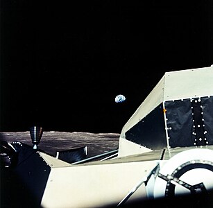 Земля над лунным горизонтом. На переднем плане — пристыкованный «Челленджер». Фото сделано на третьем витке