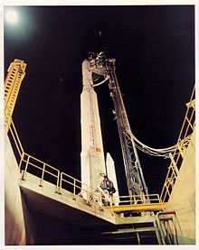 Ракета-носитель Дельта DSV 3E1 с Эксплорером-35 на борту перед запуском, 17 июля 1967 года
