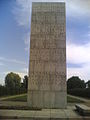 Una stele eretta sul lato nord della strada per Lomonosov.