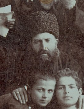 Gasan Alkadarsky (hierboven) bij het debat van wetenschappers van de Kaukasus (Baku, 1907)