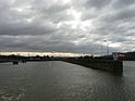 Rhone River Lock Sablous Północna Brama śluzy 29 grudnia 2011 po południu i cloudy.jpg