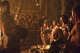 Drogo „krönt“ Viserys, indem er geschmolzenes Gold über seinen Kopf gießt.