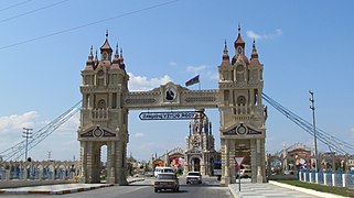 Arco a la entrada de la ciudad
