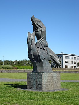 Памятник Сэмунду Мудрому у главного корпуса Университета Исландии