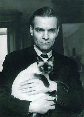 Yuri Knorozov con un gato siamés Asya (Aspida)