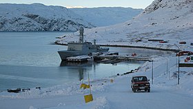 Navio de patrulha dinamarquês Hvidbjørnen (F360) atracado em Kangilinnguit