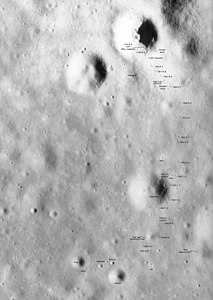 Район посадки «Аполлон-16», снятый панорамной камерой командно-служебного модуля. Видны: лунный модуль, скала House Rock на краю кратера Северный Луч и скала Shadow Rock