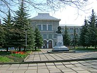Памятник Пушкину А.С.,на заднем плане Дом Творчества для детей и юношества