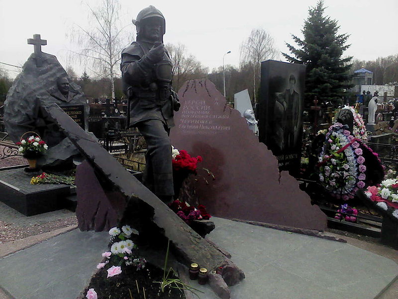 Файл:Chernyshov grave.jpg