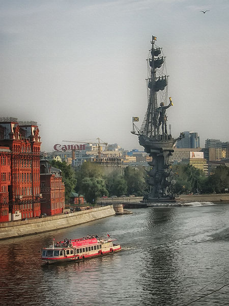 Файл:Moskva River and Peter the Great Statue.jpg