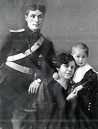 А. А. Сотников с семьёй. Снимок 1917 года.