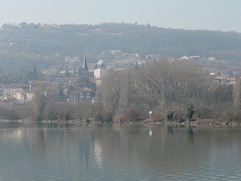 Файл:Rhone river Saint Pierre de Boeuf Church 50-6 km WB.jpg