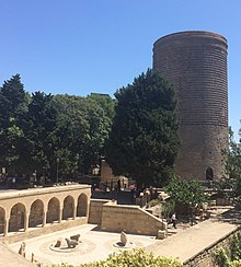 Torre de la doncella y lápidas en el Viejo Bakú