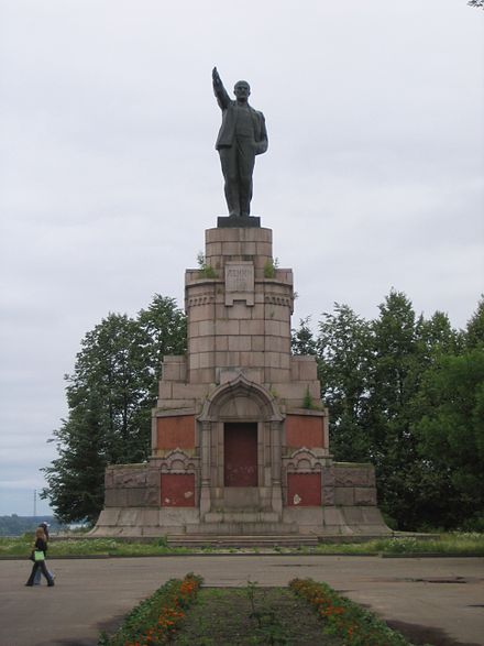 Посредники кострома. Памятник Ленину в Костроме. Памятник в парке Ленина Кострома. Ленин памятник 300 летие Кострома. Памятник Ленину в Костроме фото.