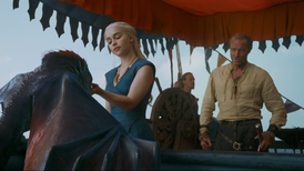 Daenerys Targaryen Drogonin kanssa.