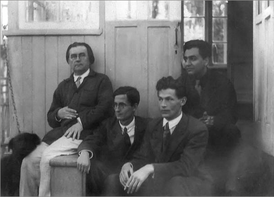 Kazimir Malevich, Vladimir Trenin, Theodor Grits, Nikolai Khardzhiev (de la stânga la dreapta).  Nemchinovka, 1933