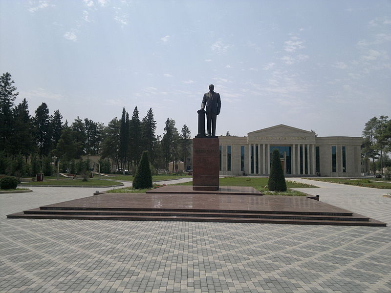 Файл:Monument of Heydar Aliyev in Imishli.jpg