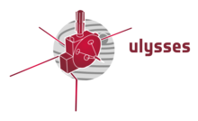 Логотип миссии «Улисс», на котором показан минималистичный профиль аппарата, окрашенный в красный цвет. На фоне показано схематическое изображение солнечной системы серого цвета. Справа от аппарата на фоне находится стилизованная «Улисс» на английском языке.