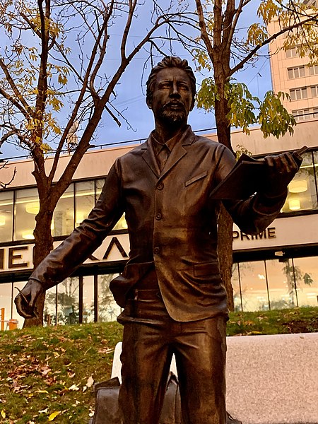 Файл:The bronze sculpture of Chekhov in Vladivostok closeup.JPG