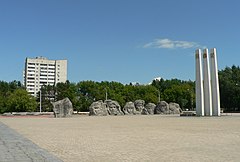 Мемориал комсомольск. Мемориальный комплекс Комсомольск на Амуре. Вечный огонь Комсомольск на Амуре. Вечный огонь Комсомольск мемориал. Мемориальный комплекс землякам комсомольчанам.