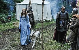 Sansa ja hänen direwolf Lady näyttelevät tärkeässä roolissa jaksossa.