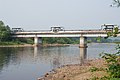 Uitzicht op de technologische brug vanaf de rechteroever van de rivier de Tynda
