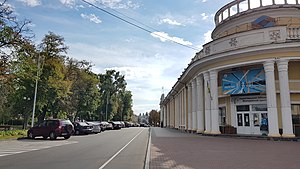 начало улицы — вид со стороны Красной площади: слева — сквер имени Н. Н. Попудренко, справа — областной молодёжный центр