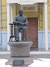 Памятник В.И. Разумовскому у корпуса 4