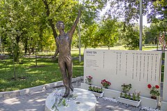 Памятник Денису Тену в Алма-Ате летом 2019 года