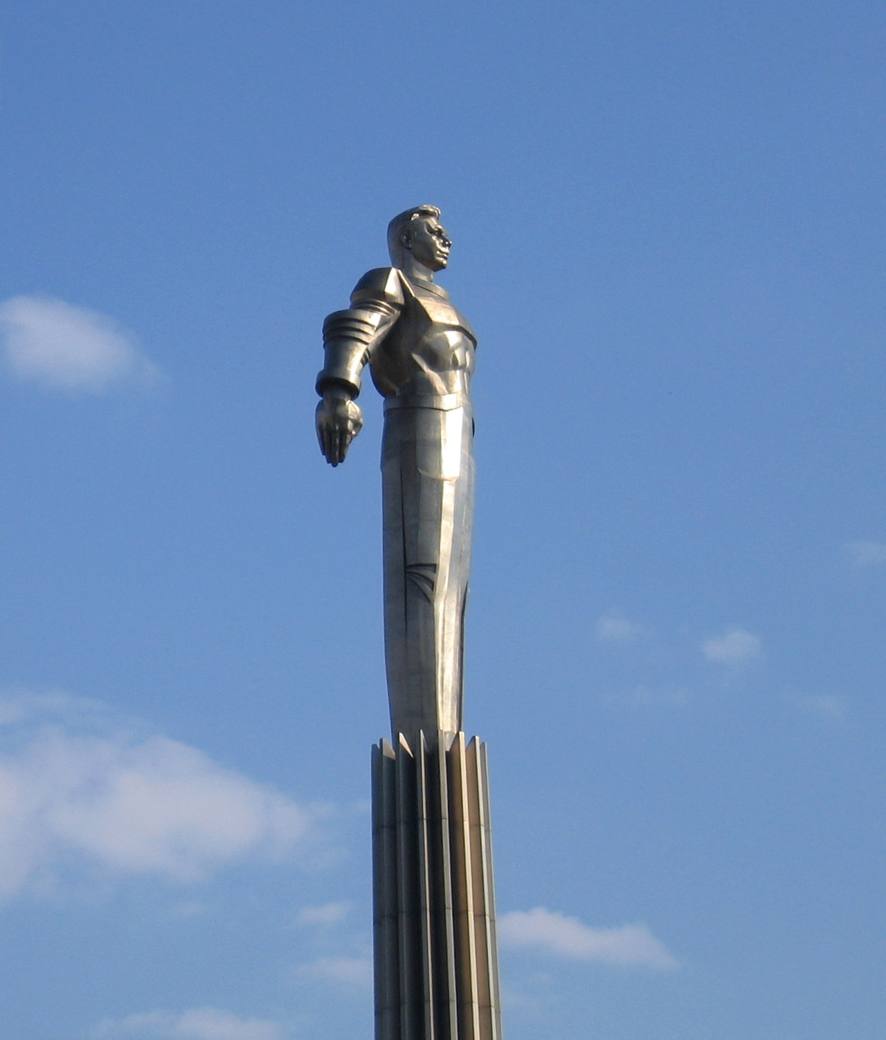 Юрий Гагарин монумент в Москве
