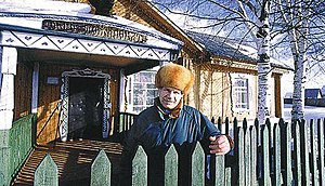 П.С. Бахлыков у старого здания Угутского музея