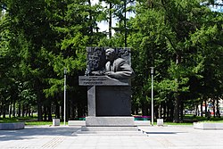 Памятник академику А. М. Прохорову на одноимённой площади.
