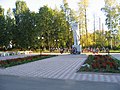 Центр поселка, памятник народу-победителю