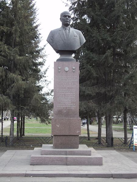 Файл:Biysk monument Savchenko in the centre.jpg