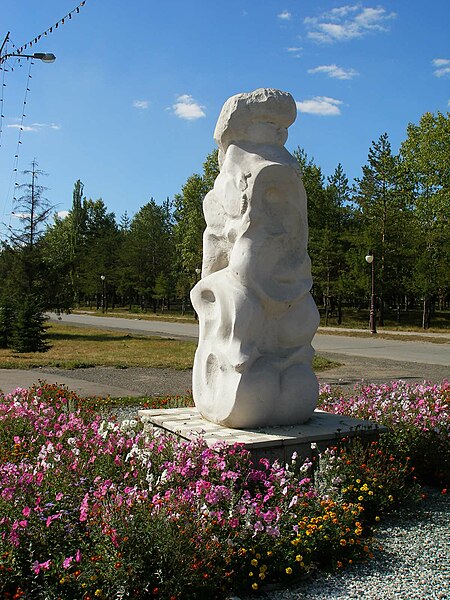 Файл:Yertostik - limestone monument in Pavlodar.JPG