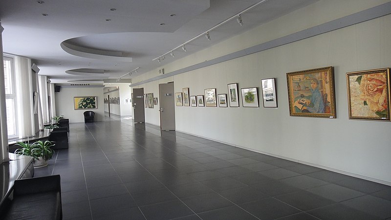 Файл:Выставочный зал Дома учёных Новосибирского Академгородка.jpg