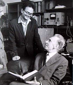 Г. А. Крутов (справа) и О. В. Кононов. Кафедра минералогии МГУ, 1960-е гг.