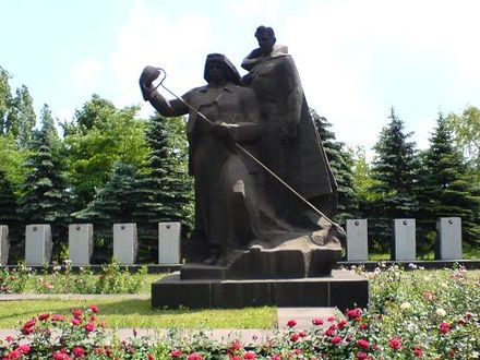 Город металлургов в годы великой отечественной. Памятник сталевару Алчевск. Алчевск памятник советским воинам-металлургам. Памятник металлургам Алчевск. Мемориальный комплекс советским воинам Алчевск.