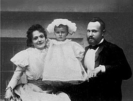 М. А. Рейснер с женой Екатериной Александровной и дочерью Ларисой