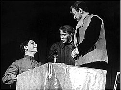 Олег Ефремов (справа) в роли Бориса Бороздина-старшего в спектакле «Вечно живые» (1960-е годы)