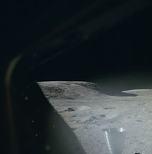 Часть панорамы, снятой из кабины «Ориона» вскоре после посадки. На этом снимке, сделанном через левый иллюминатор, — гора Стоун Маунтин (на переднем плане — сопло двигателя системы ориентации)
