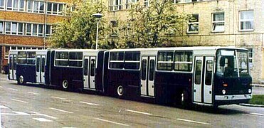 Ikarus 293 — сочленённый автобус с тремя секциями, передняя секция ведущая