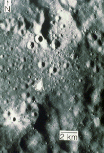 Район посадки более крупно. Ближе к левому нижнему углу — кратер Южный Луч. Два близко расположенных друг к другу кратера прямо к северу от места посадки — кратеры Кива и Северный Луч