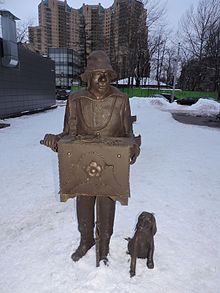 Памятник шарманщику у станции «Удельная» в Санкт-Петербурге