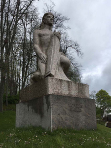 Монумент борцам за независимость «Коклетайс[2]. Солнцу Латвии» в Талси по эскизу 1938 года