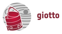 Logoet for Giotto-missionen, som viser en minimalistisk profil af køretøjet, malet rødt.  Baggrunden viser en skematisk fremstilling af solsystemet i gråt.  Til højre for enheden og baggrunden er en stiliseret inskription "Giotto" på engelsk.